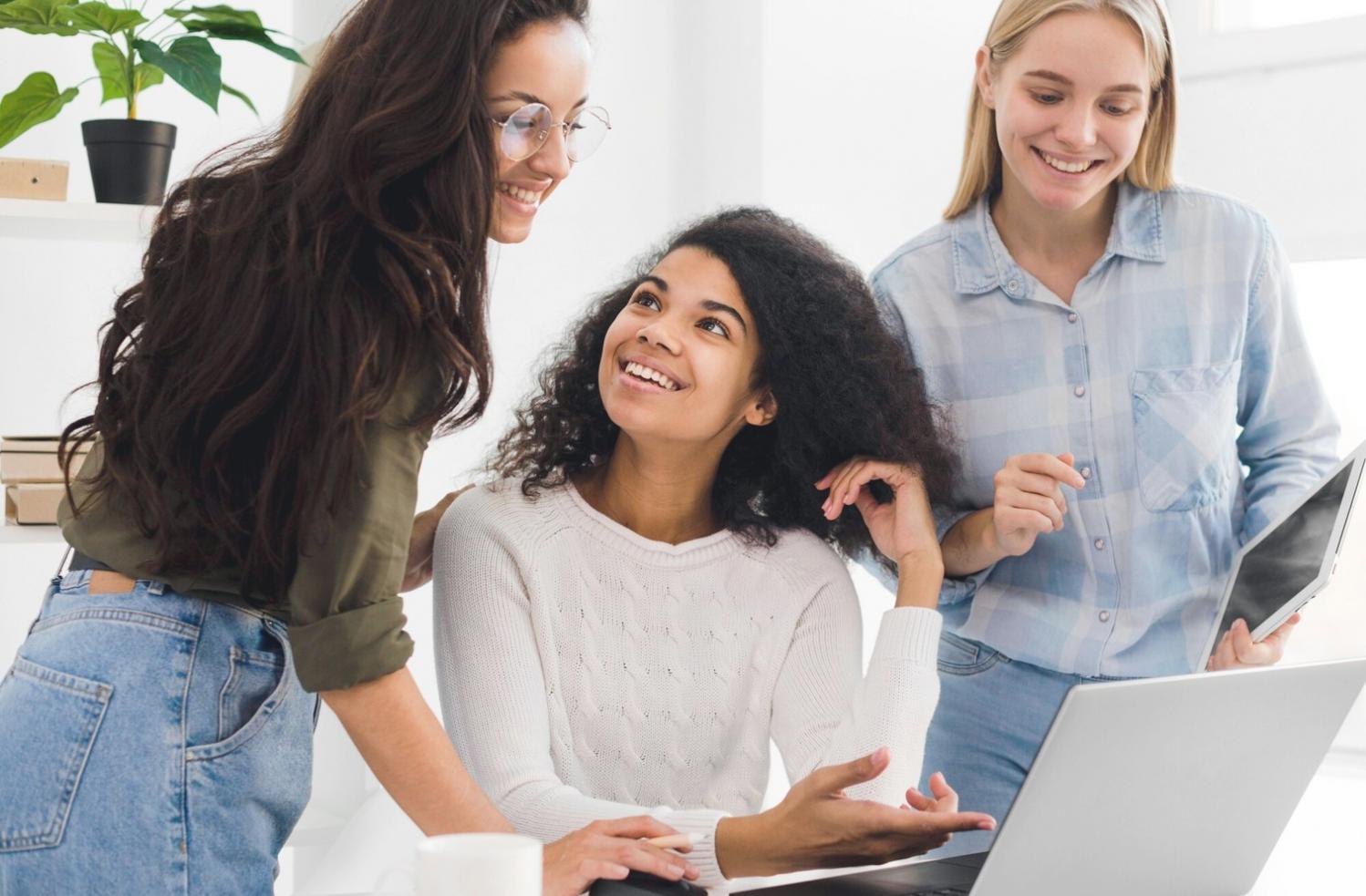 Étudiant travaillant sur une analyse de plans d'épargne